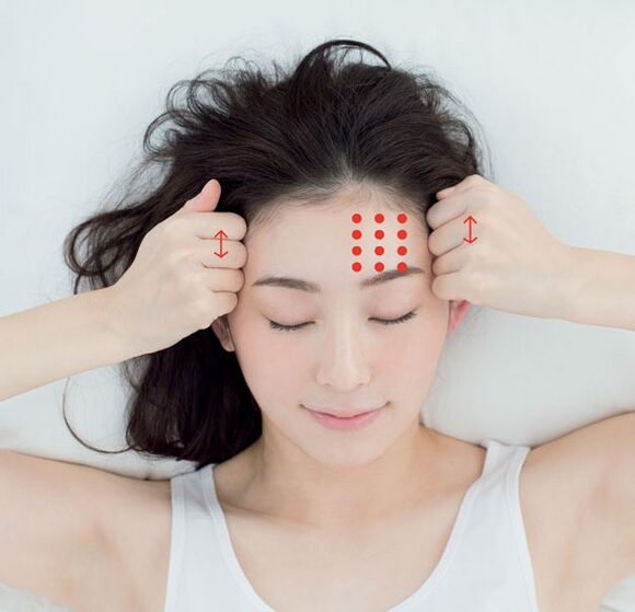 グーの手で額をほぐす