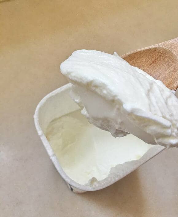 ヨーグルトをすくう