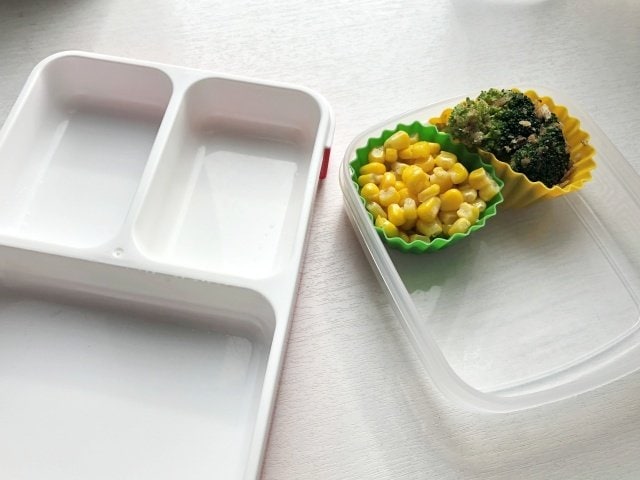 お弁当と保存容器にコーンなど