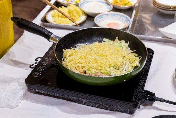 フライパンに麺を入れた様子