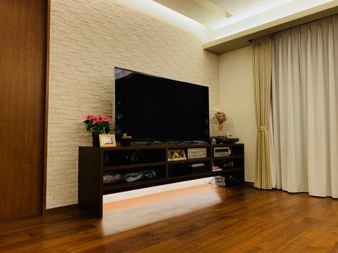 リビング天井とテレビボード下の間接照明