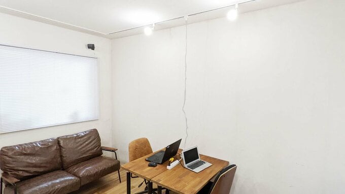 天井から電源を取る様子