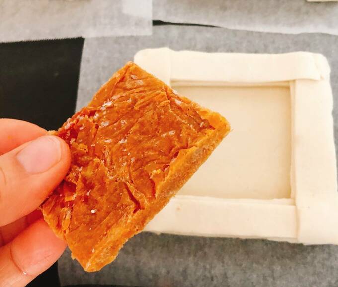 カレーの具を手に持つ