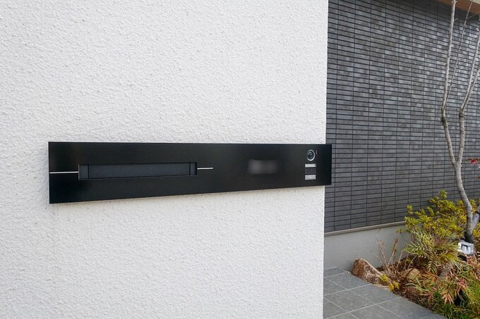 インターホンとポストと一体になった表札