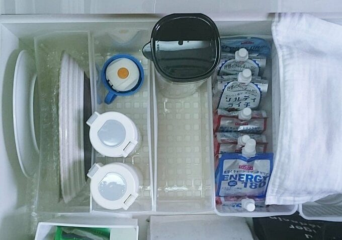 水筒の幅にぴったりの100円ショップで買ったケースを使用した収納の様子