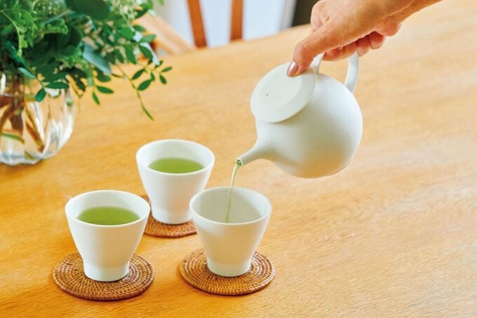 白い急須とコップ