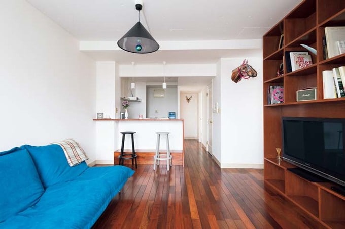 造作テレビボードでワークスペースを仕切ったLDK