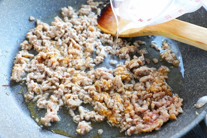 ひき肉に香調味料を入れる