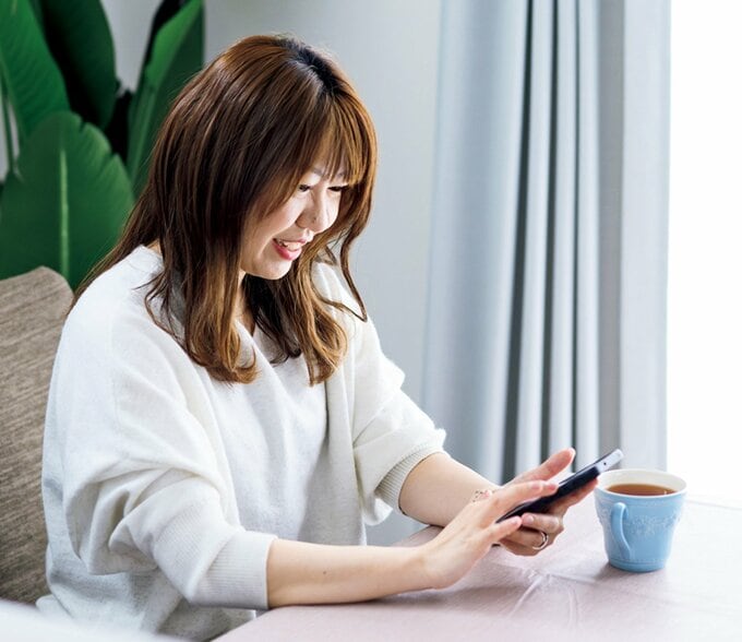 スマホを触る女性