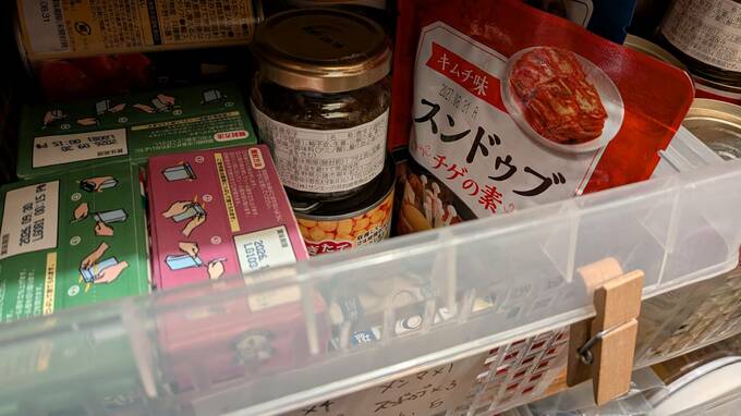 備蓄棚の中にスンドゥブチゲの素がおかれている