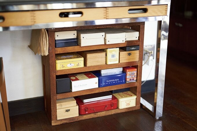 クッキー缶が積み上げられた棚