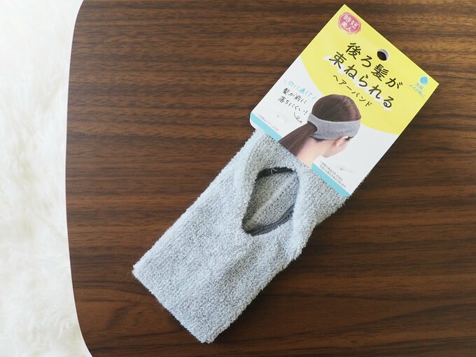 「後ろ髪が束ねられるヘアーバンド」（110円）　サイズ（約）：縦17×横6.5cm　材質：ポリエステル　カラー：グレー