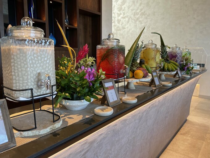 沖縄フルーツたっぷりのドリンクが並ぶ