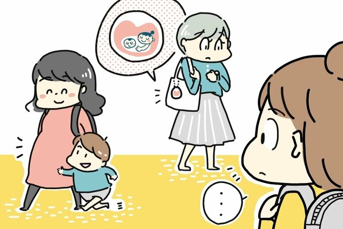マタニティマークをつけた女性や子連れを見る様子