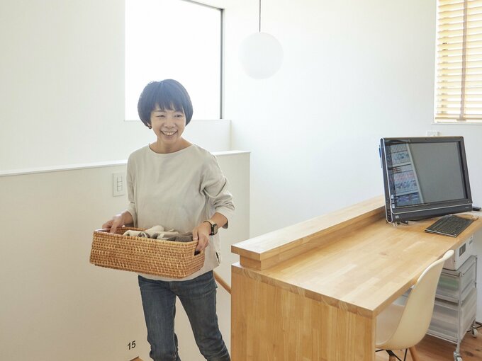 家の中で家事をする女性