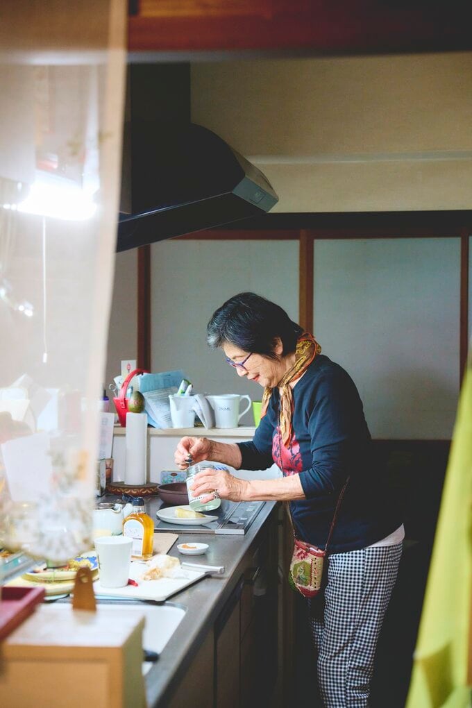 キッチンで作業する吉山さん