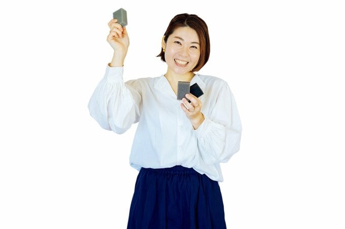 白い服の女性がスポンジを両手に持っている様子