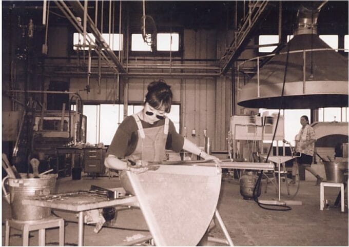 ガラス工房での川上麻衣子さん