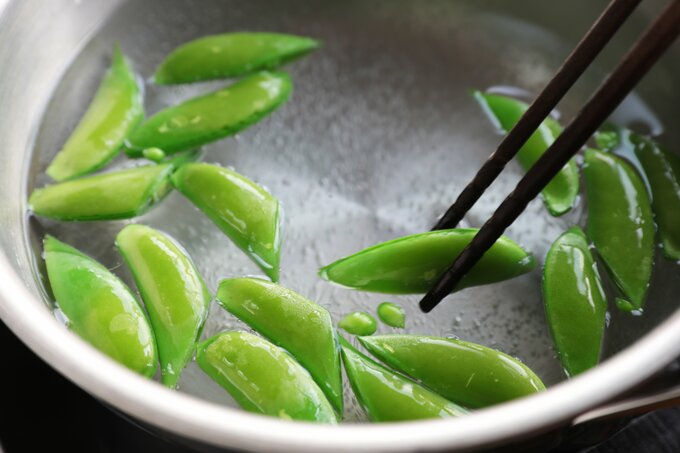 スナップエンドウを炒める