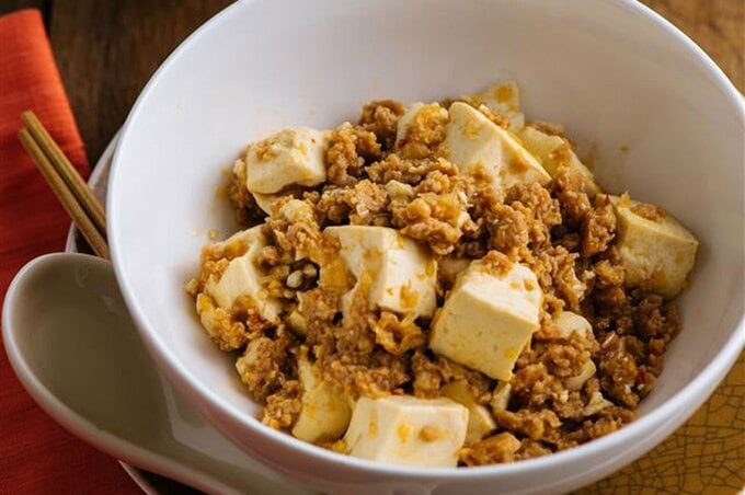 ボウル型の耐熱皿を使ってつくる「麻婆豆腐」。調理してそのまま食卓に出せるのがメリット