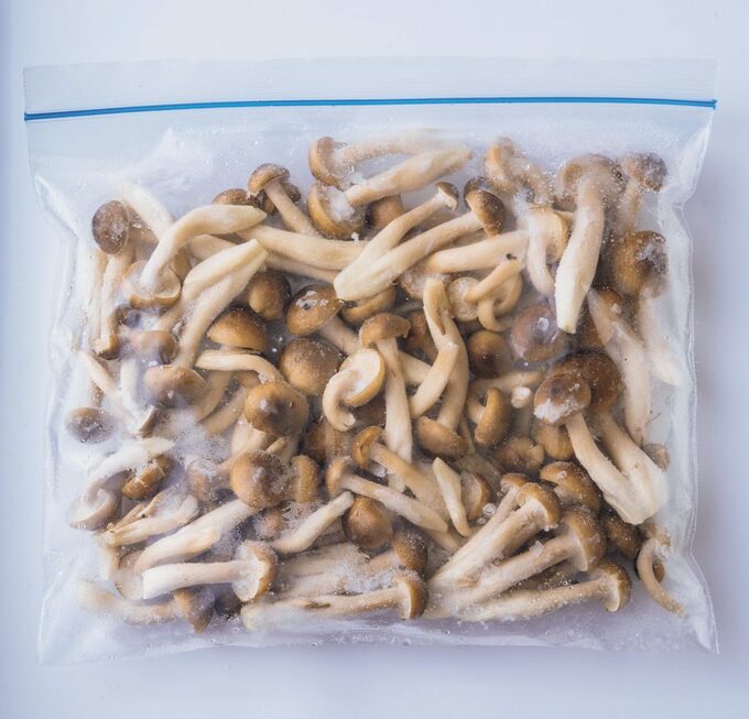 保存袋にシメジ