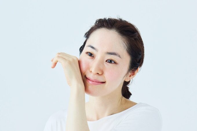 スキンケアの状態を確認する女性