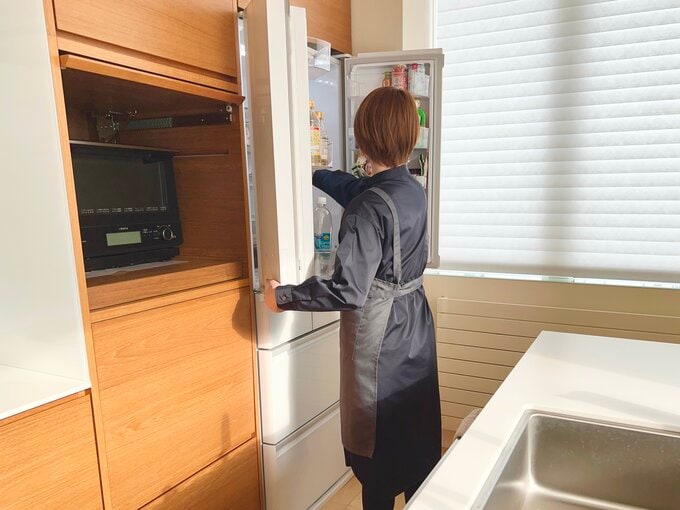 ワンピースの上からエプロンを着たFujinaoさん