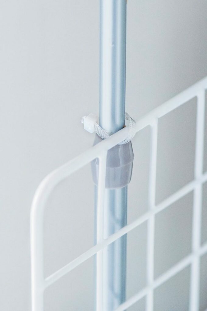 つっぱり棒にワイヤネットを固定