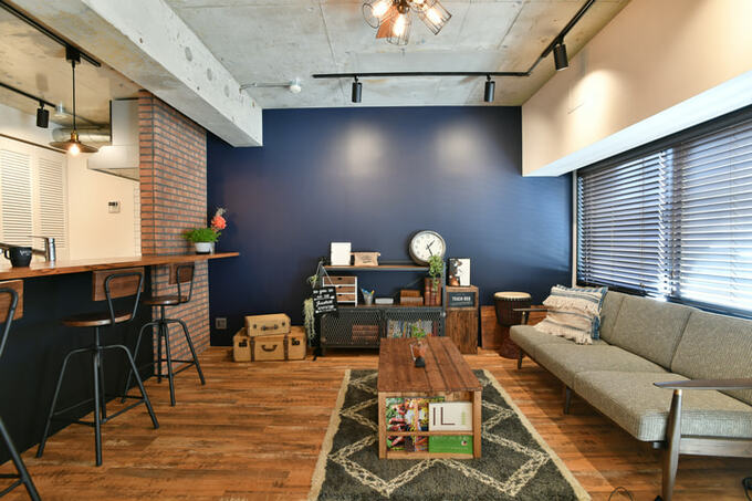 ネイビーのクロスで締めたリビング