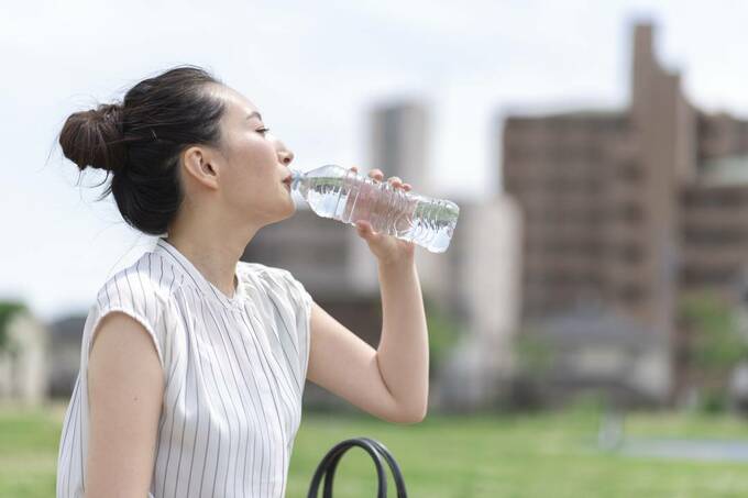 飲み物を飲む女性