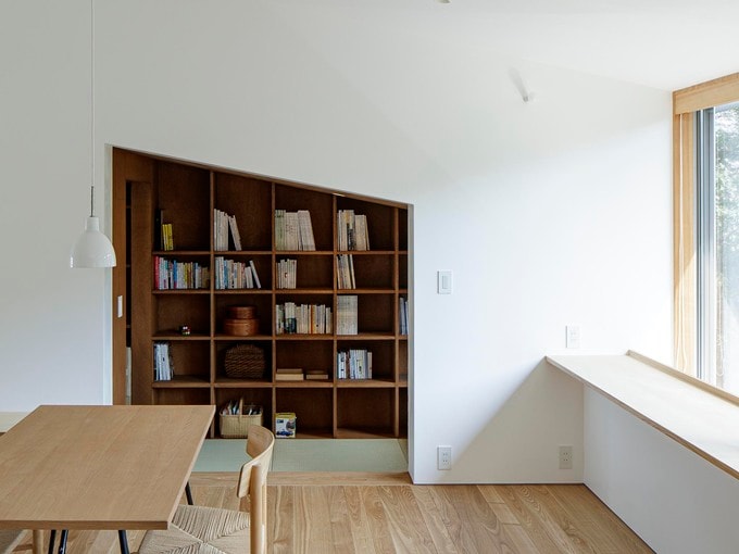 ダイニングから見た図書室