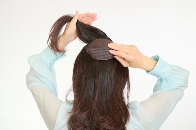 パットを入れる女性の後ろ姿