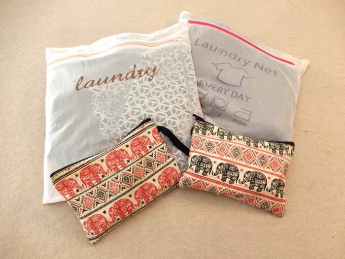 洗濯ネットで服をパッキングした様子