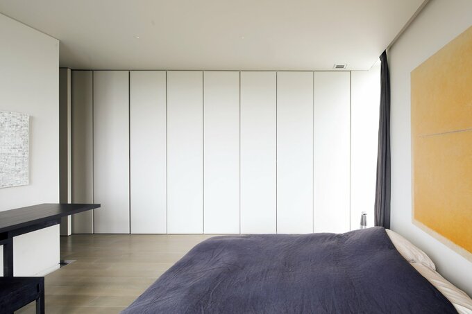 壁一面の壁面収納がある寝室