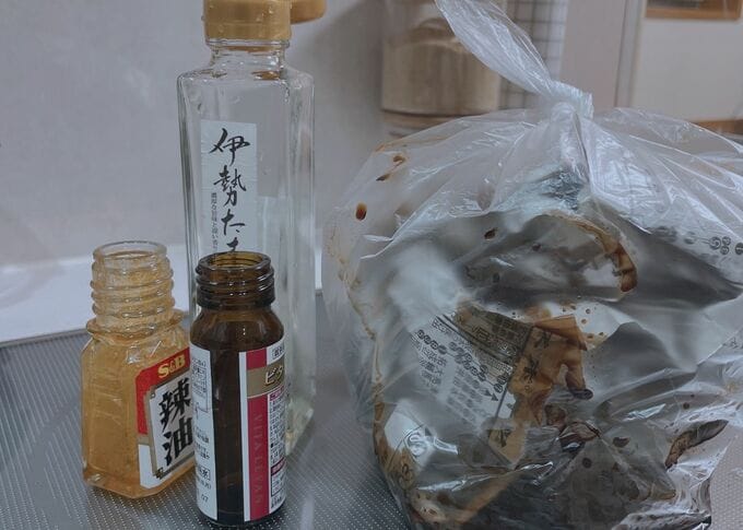 期限切れの液体は新聞紙に染み込ませる