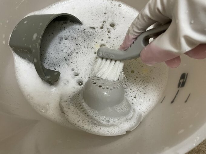 ブラシを使って洗いすすぐ