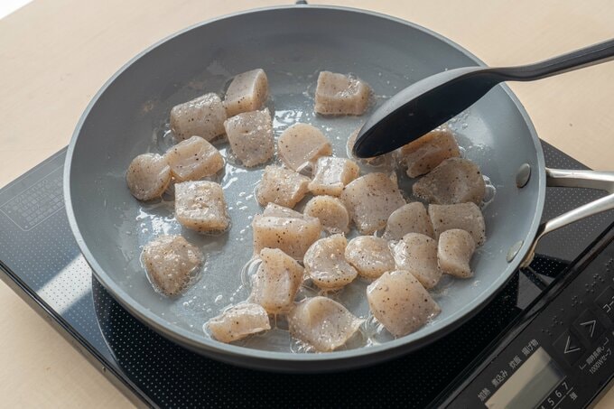 こんにゃくを炒めている