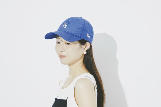 青いキャップをかぶった女性