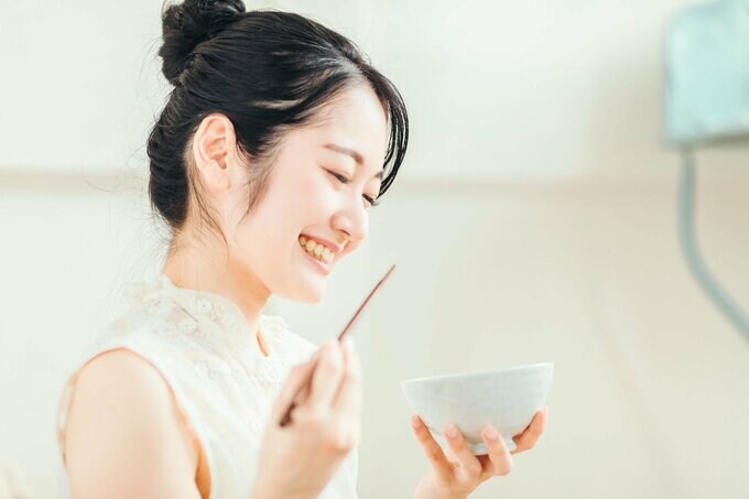 笑顔で食事する女性
