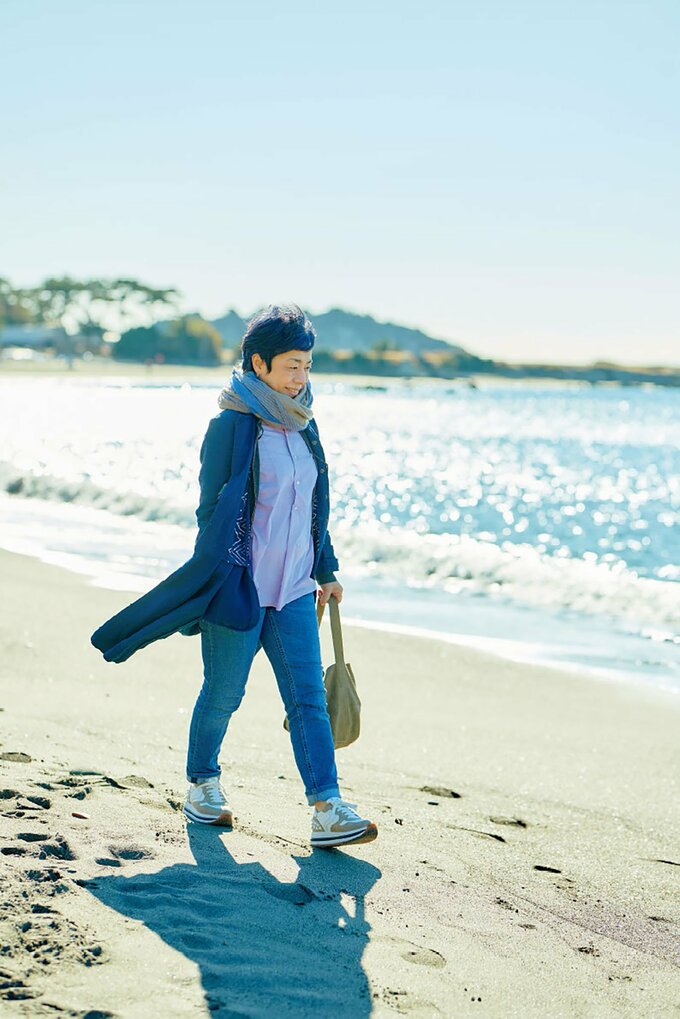 一色海岸を歩く飛田さん
