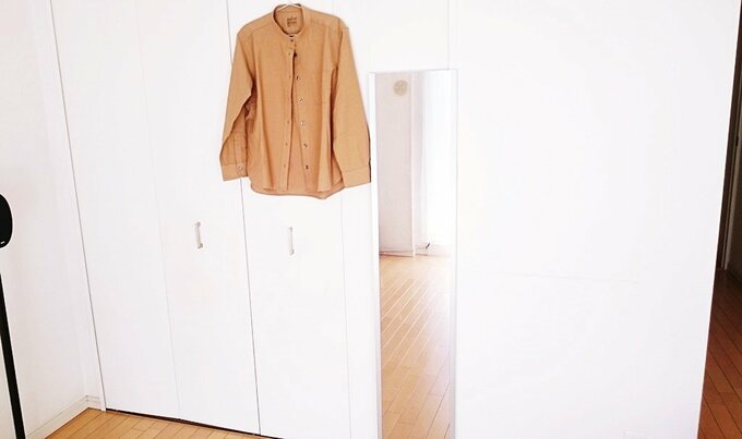 鏡の隣に服