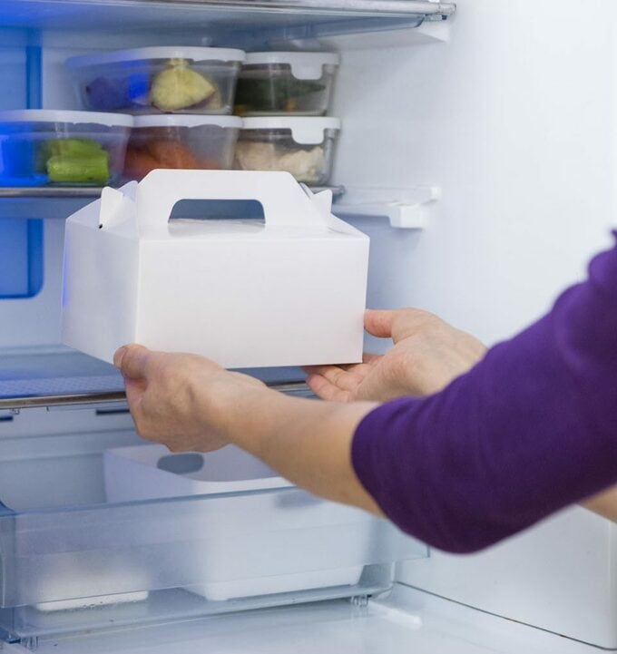 冷蔵庫にしまおうとしている所