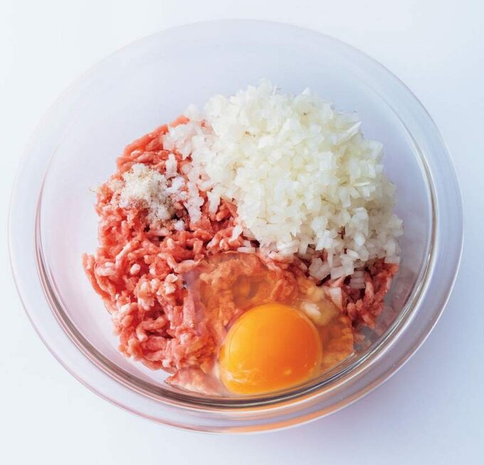 ボウルに生卵とひき肉