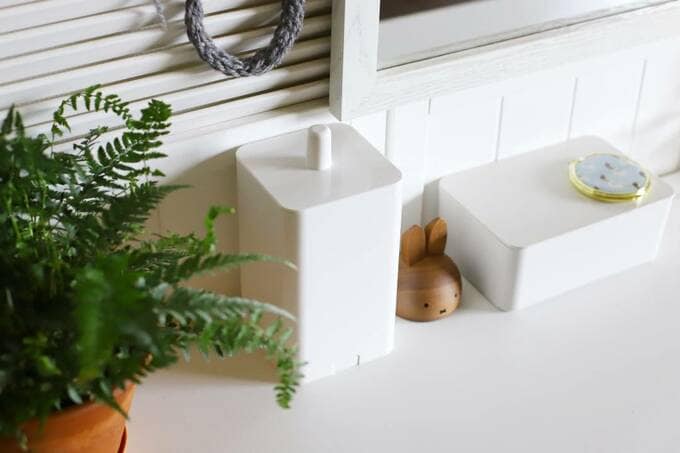 ウサギの置物の隣にトイレポッド