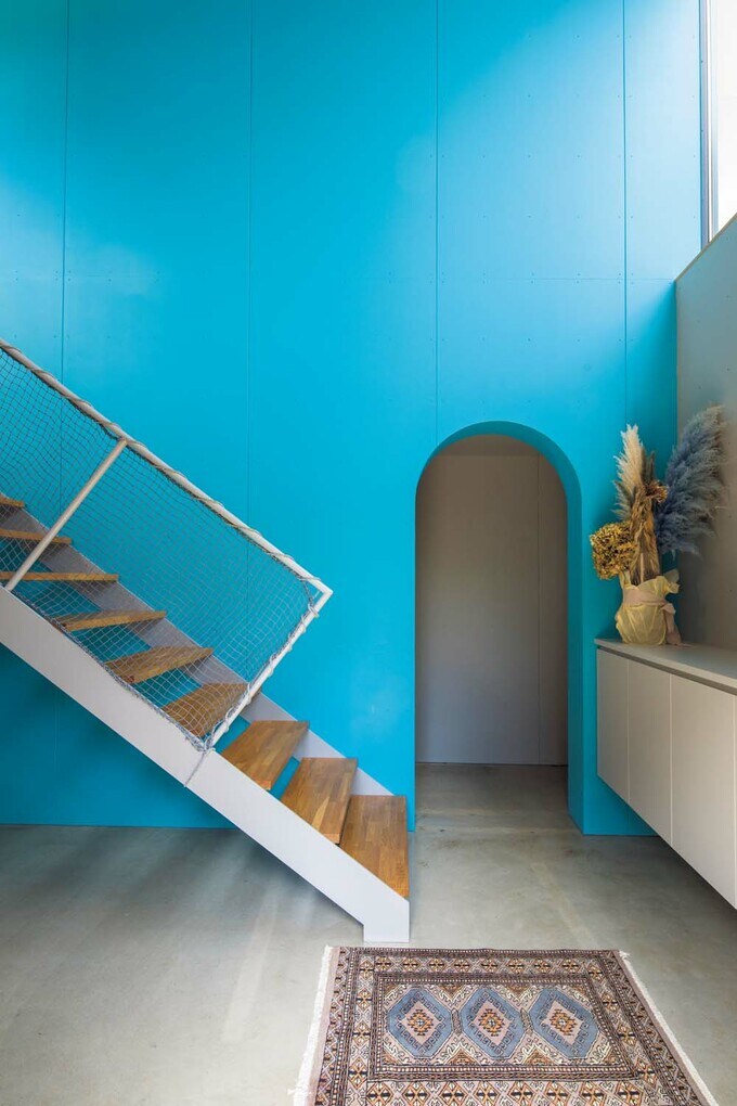 玄関ホール正面の壁は、ターコイズブルーに塗装