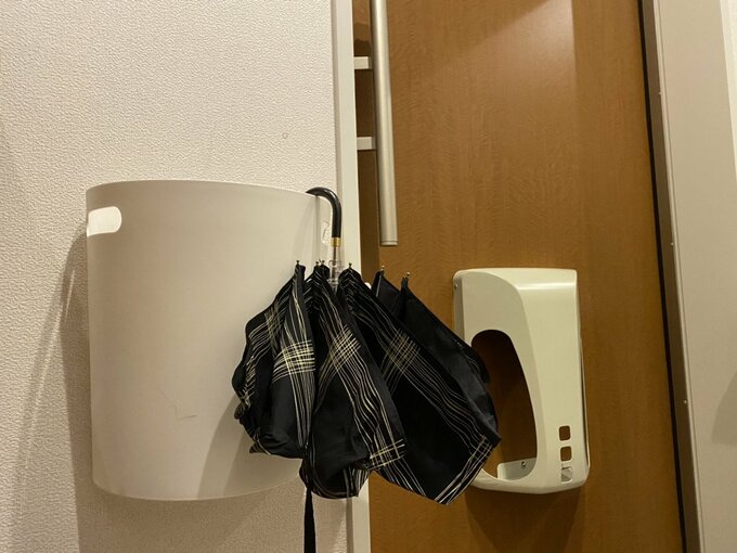 玄関の折りたたみ傘収納の様子