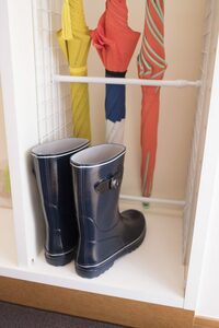 ゲタ箱の縦長スペースに突っぱり棒２本で雨具をまとめて収納