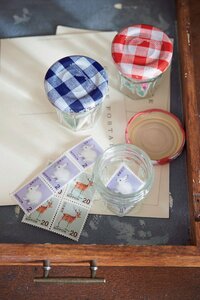 小さなビンは引き出しの中の切手の小分け収納に