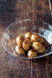 ほっこりおかずもガラスの大鉢に盛りつける