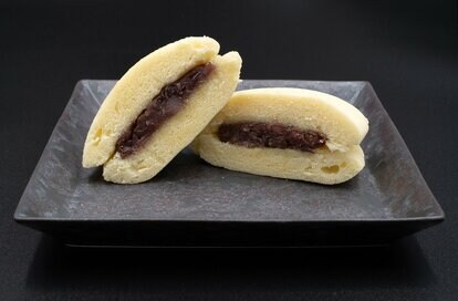 ふわっふわの「蒸しどら焼き」。しっとりきめ細やかな生地×上品なつぶあんがたまらない